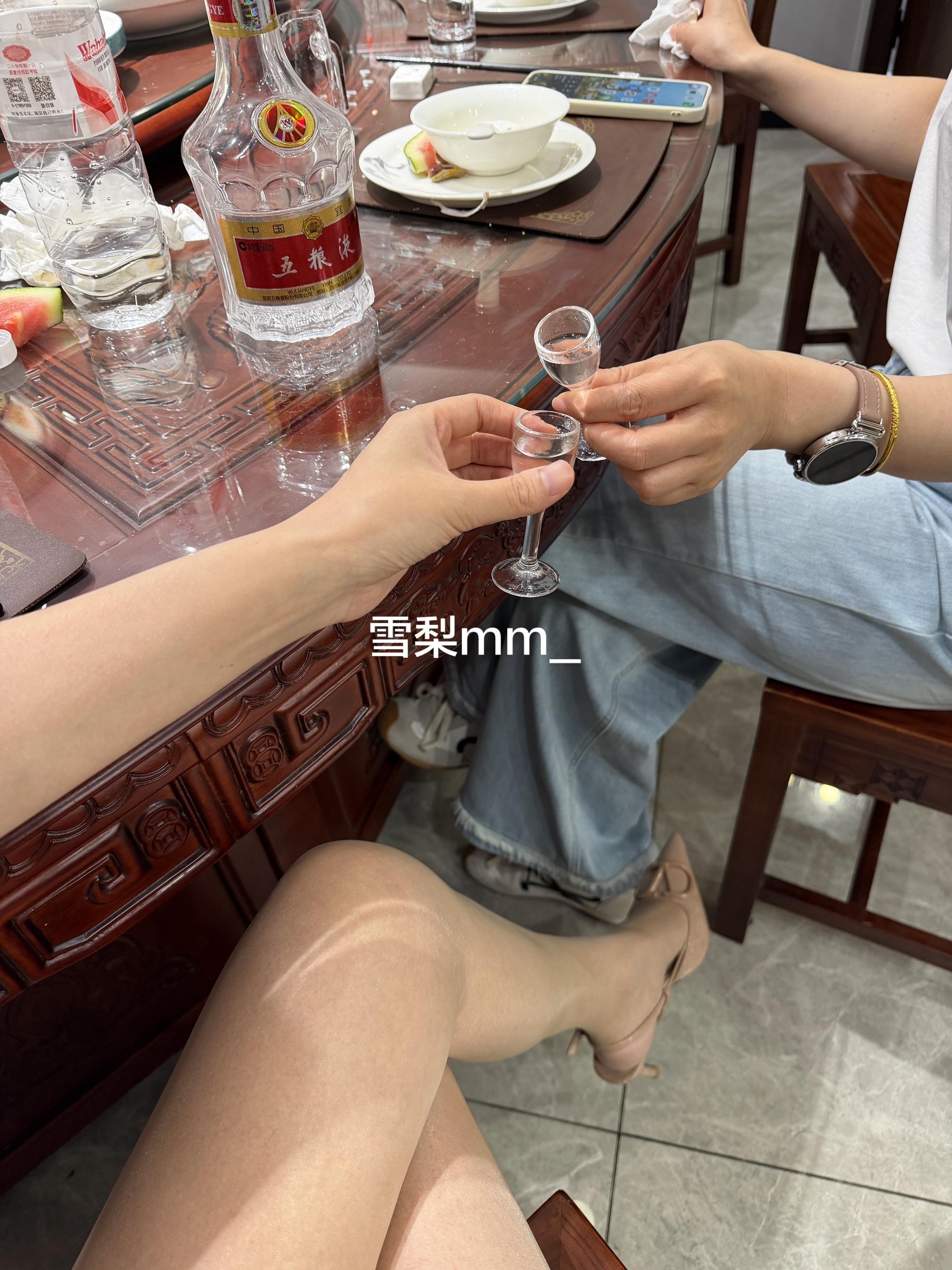 一个普通的周二，无聊的H女士，翻了一圈通讯录也不知道约谁，只能和Z女士...