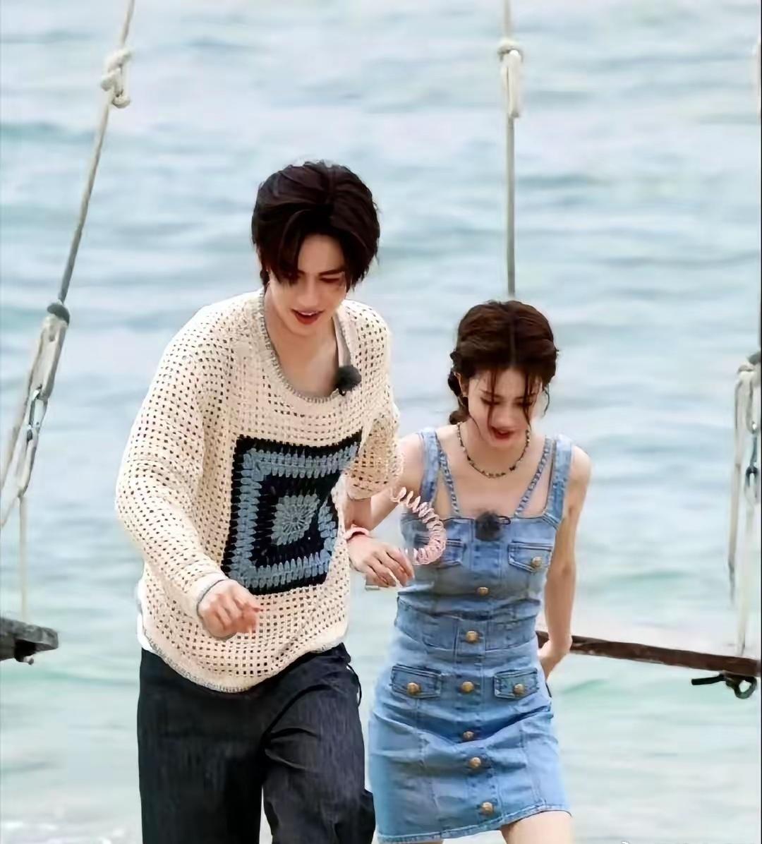 狗仔刘大锤爆出个冷知识：当年还没红的张凌赫，住酒店，气质很素，身边只有白鹿。
然