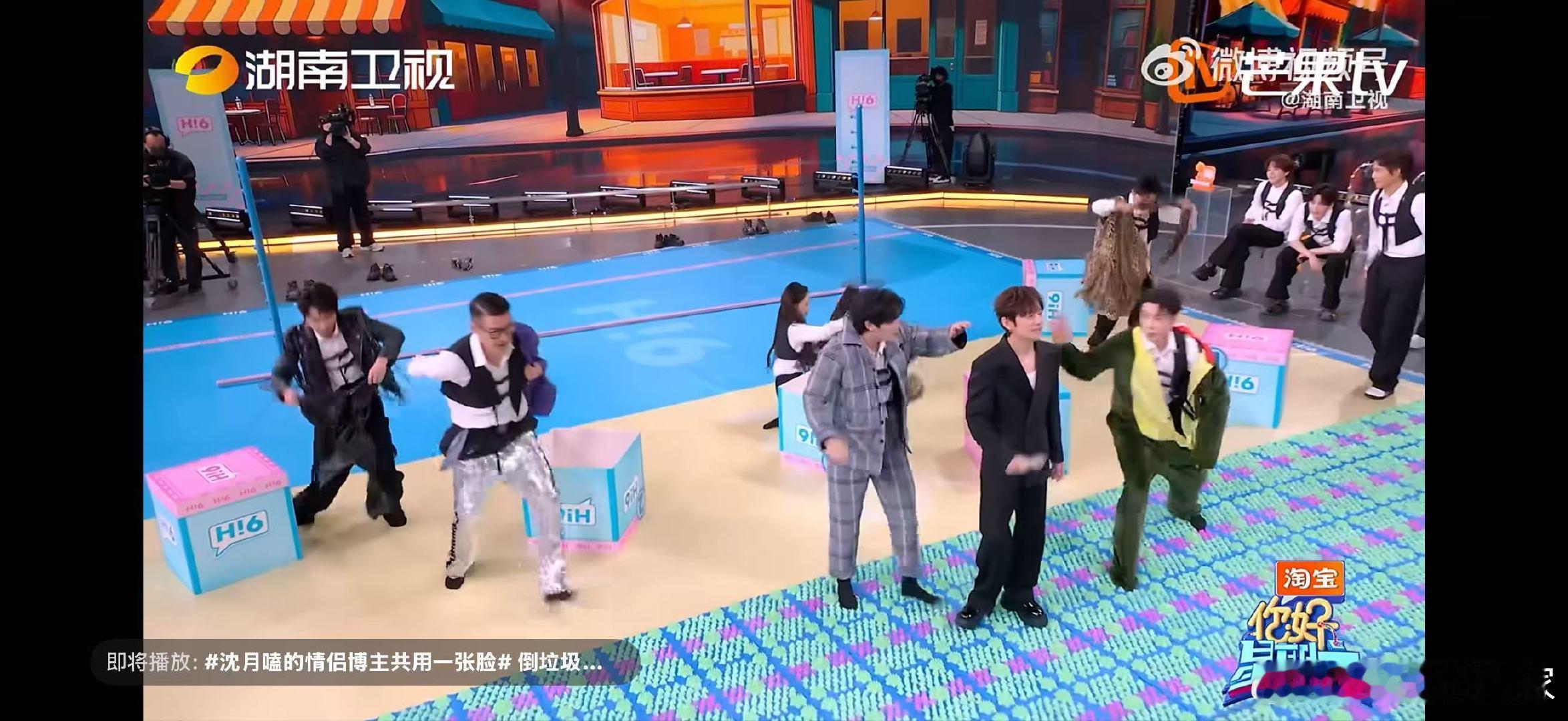 胡兵行走的时尚教科书永远稳定输出时尚魅力，胡兵用实力证明，超模从不缺气场。 