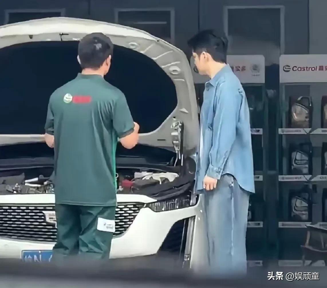 樊振东被拍，让人惊喜的不是他低调谦虚与师傅聊天，而是他的着装相当的时尚！
身穿休