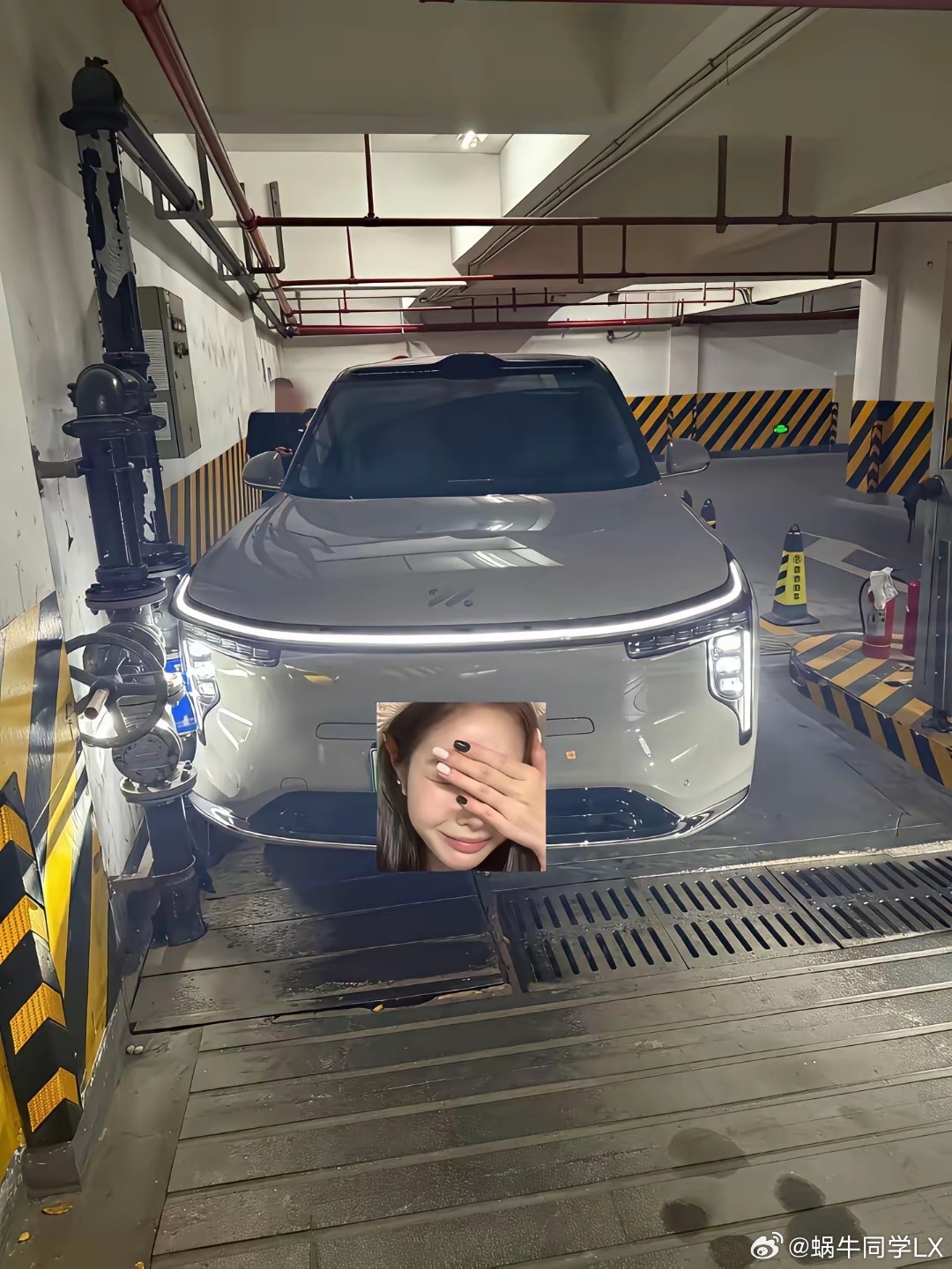 这是怪智己LS9尺寸太大，停车场出口太小，还是怪车技太差？嘎嘎新的车，隔着屏幕都