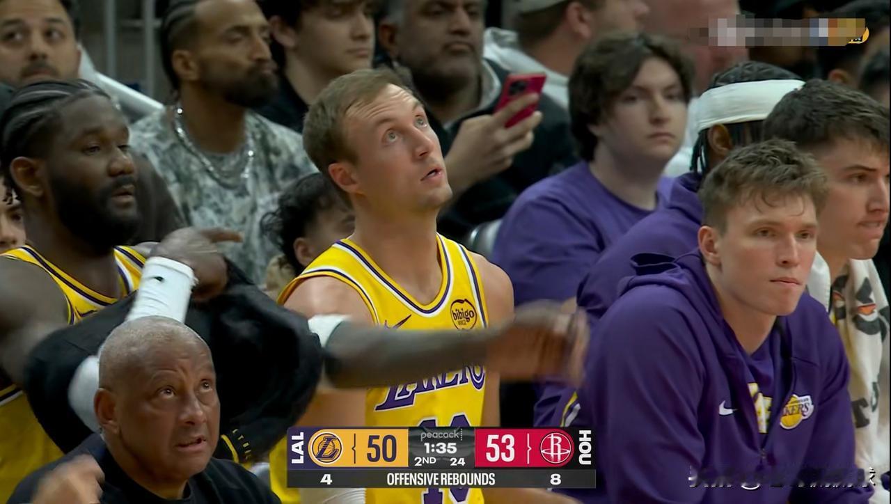 我对湖人神射手肯纳德真是彻底的无语了！在今天进行的湖人和火箭的比赛中，目前双方的