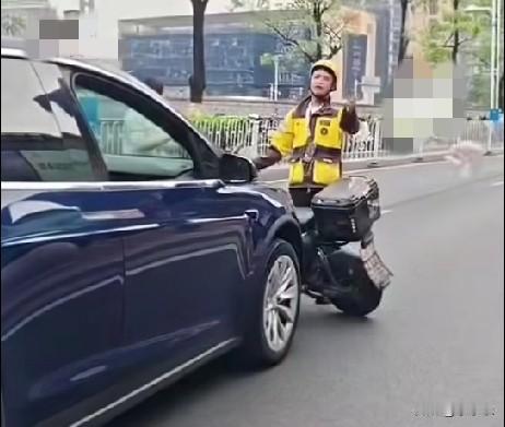12月10日，广州一女司机与外卖小哥在路上发生争执，女司机气不过，下车连扔2份外