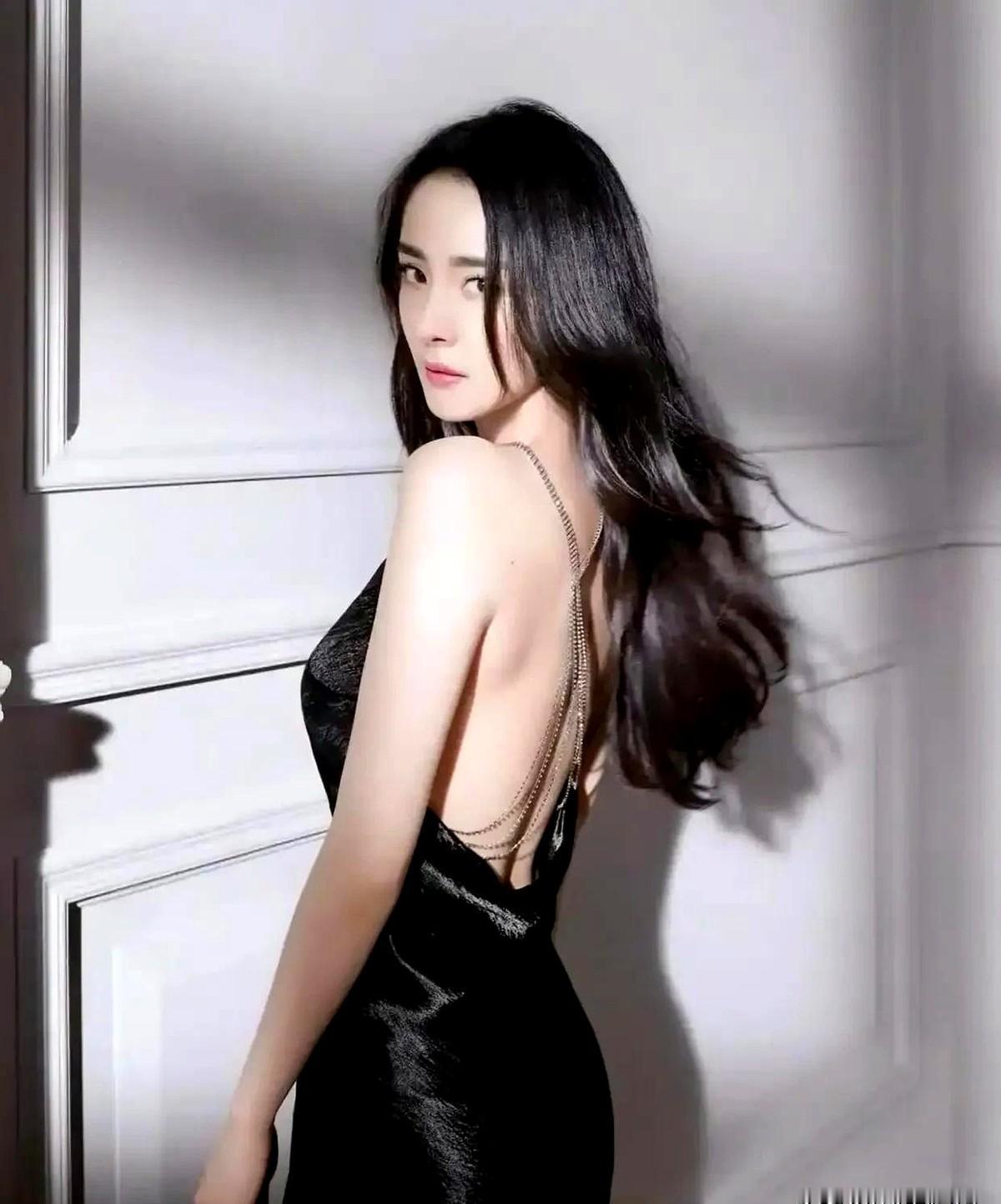 杨幂这套私服睡衣，硬生生把卧室变成了秀场。

几根细细的肩带随意搭在肩膀上，锁骨