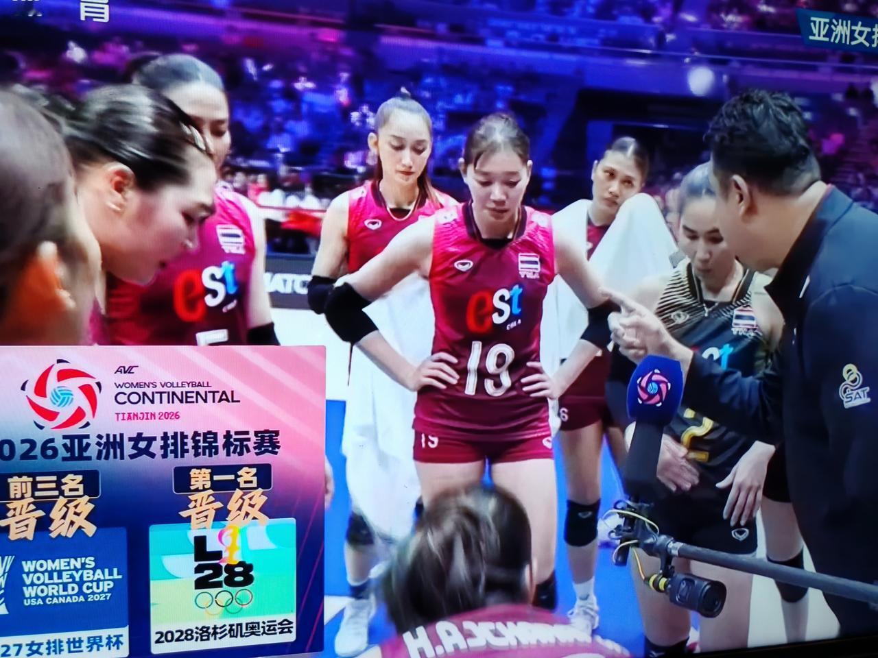 女排亚锦赛决赛，中国女排对阵泰国女排，第一局中国女排20：25失利，比赛进入第二