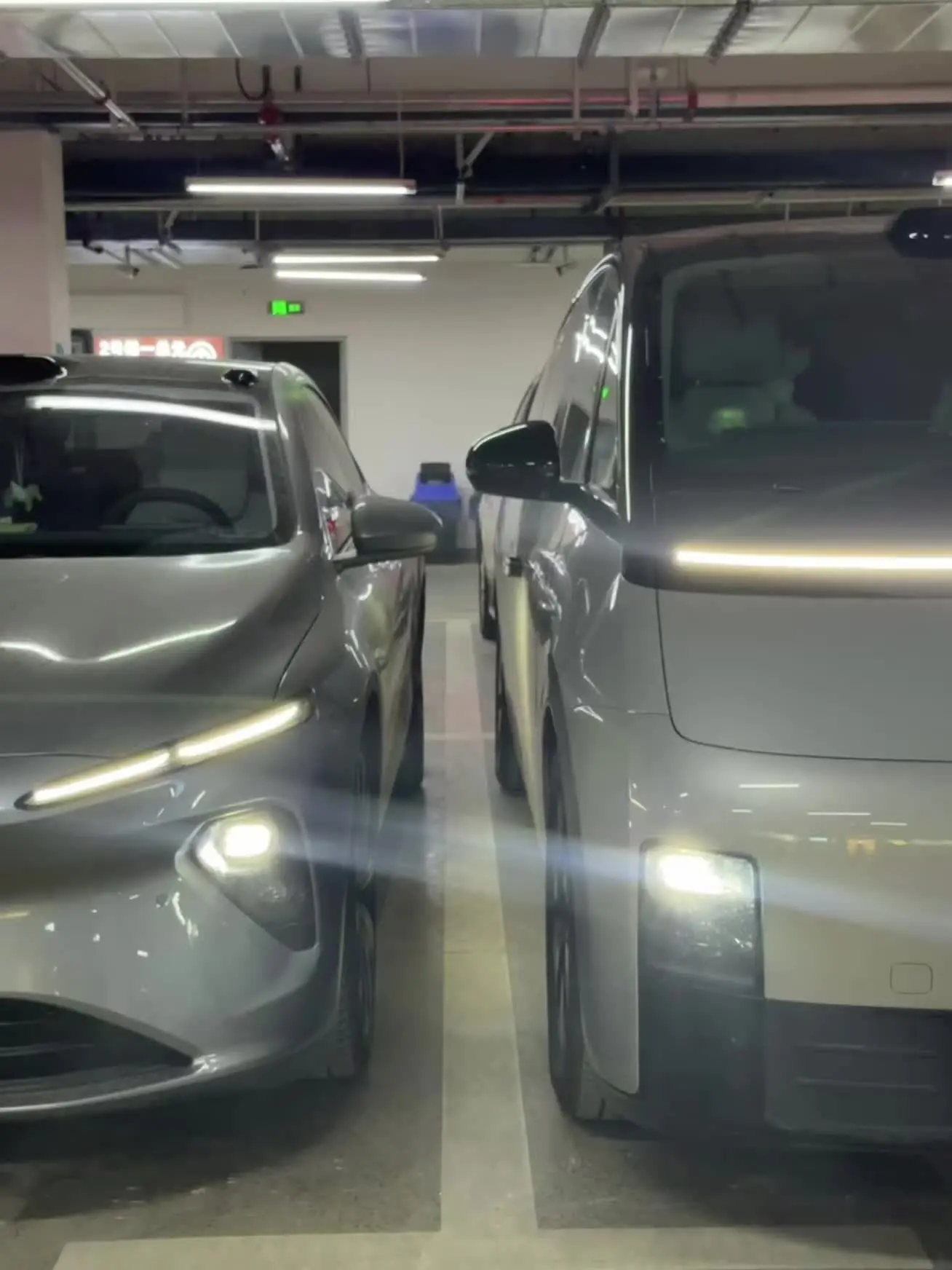 论理想车主的素质 还好蔚来也是我的…平时就乐意两辆车贴的近近