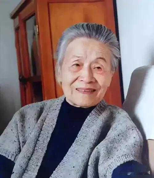 做人淡淡的，是成年人最好的铠甲
 
杨绛icon先生曾说：
“一定要做一个淡淡的