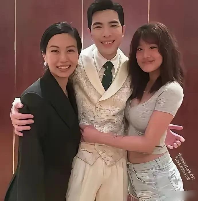 贾静雯的大女儿梧桐妹，跟萧敬腾夫妇合影。梧桐妹穿着暴露，紧贴着萧敬腾，一只手还抱