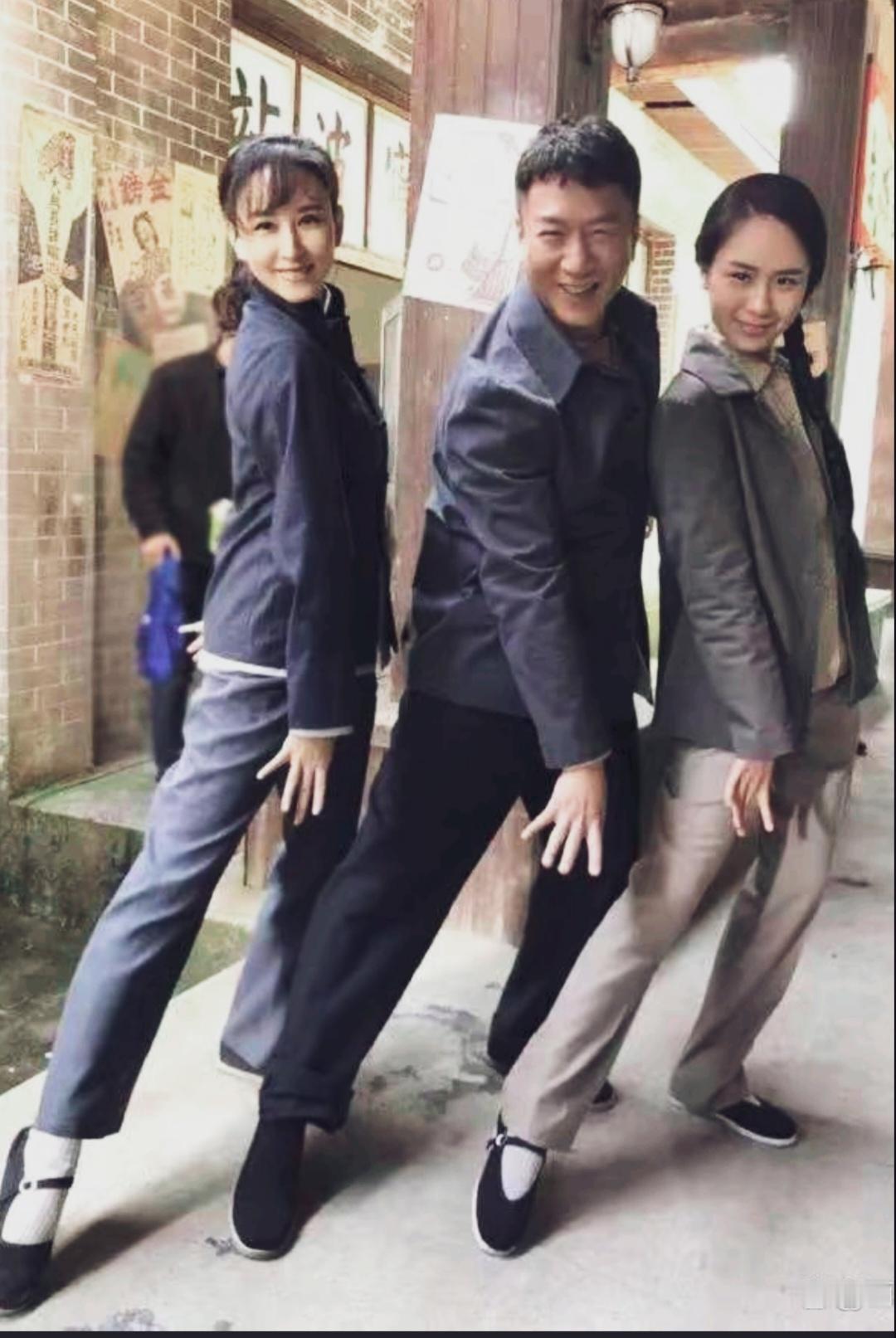 穿的土气，造型还挺优雅！胡静，孙红雷，右边这位美女是谁？孙红雷