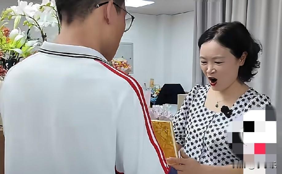 成都一名酷爱书法的高二男生用2周时间，手写3米诗集长卷，在9月10日这一天送给自