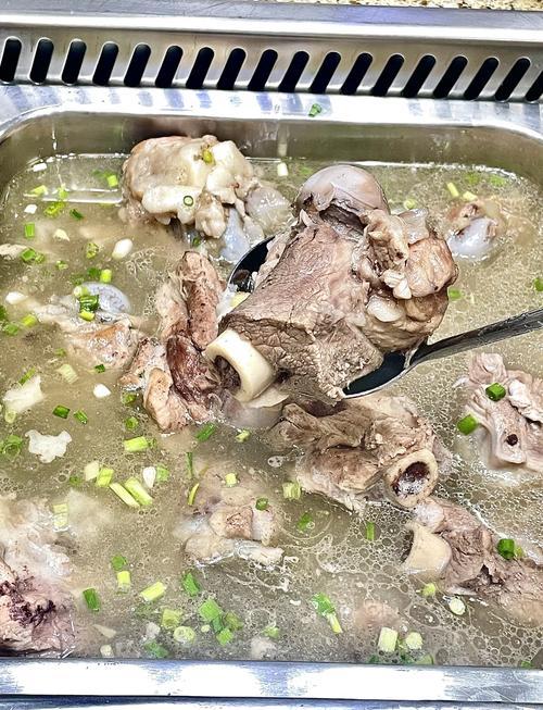 骨头汤不如牛奶补钙老一辈的补钙玄学，就是天天让我喝骨头汤，说补钙，我差点就信了。