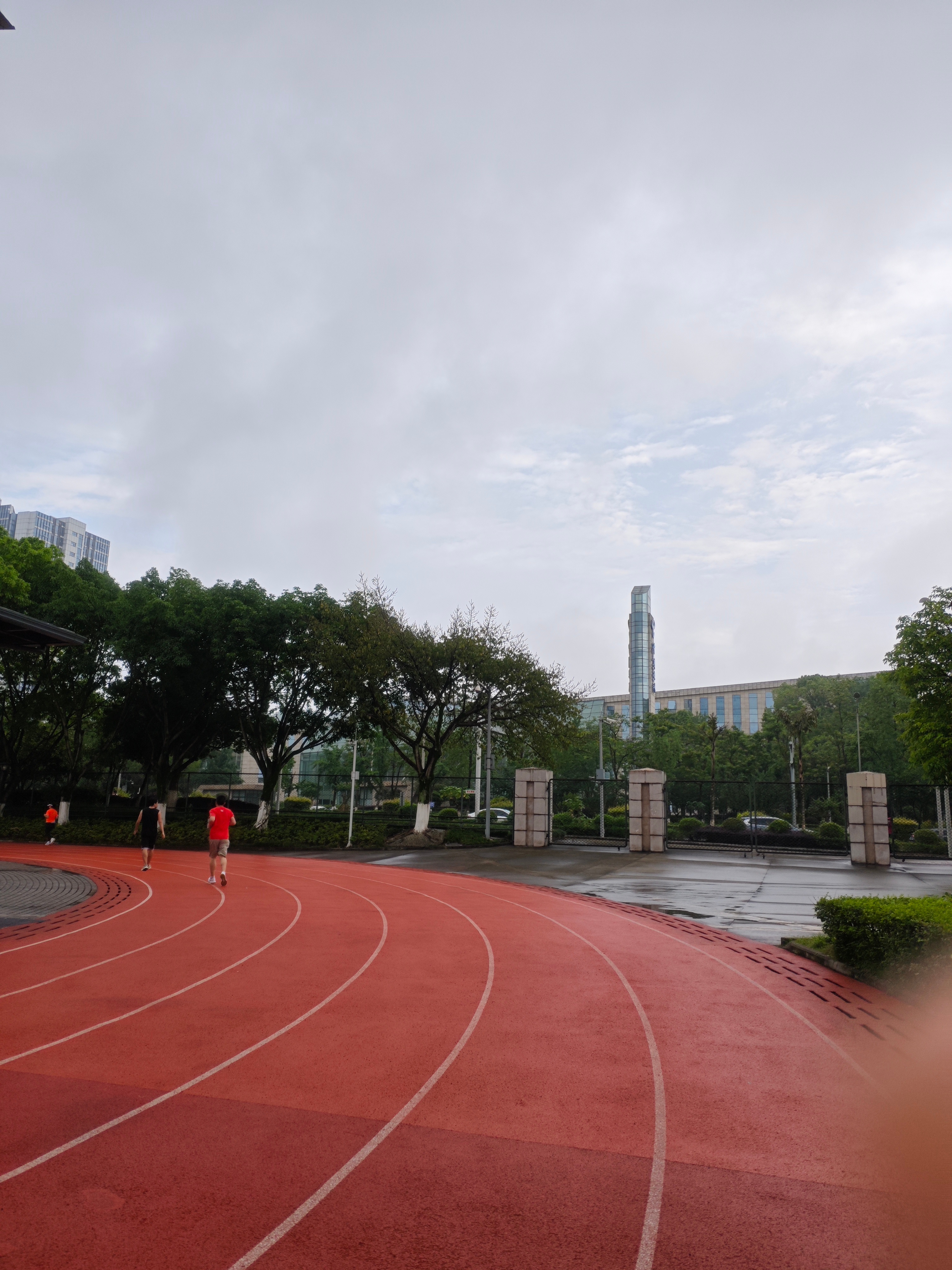 今日运动完成；15Km早起，运动，阳光，享受；这一刻的运动场，那么美！快乐享受跑