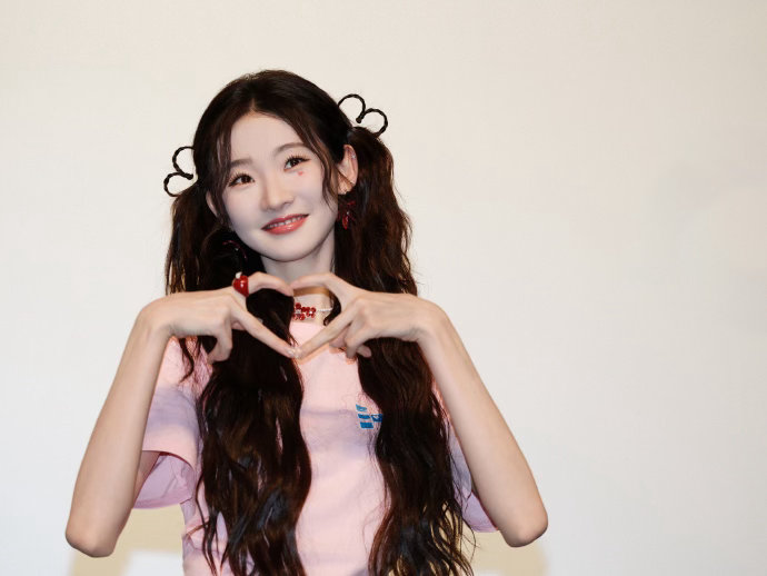 张艺凡穿高跟鞋在商场滑冰张艺凡光鲜亮丽的背后是搞笑女 张艺凡：高跟鞋使我疼痛，滑