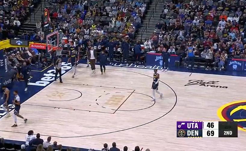 掘金这边上半场结束，领先爵士23分。约基奇8+8+8，穆雷18分，爵士还没人得分