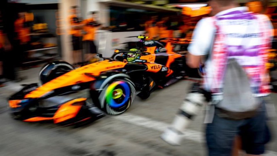 据天空体育消息，诺里斯由于变速箱问题提前结束了FP1，迈凯伦正在进行变速箱预防性