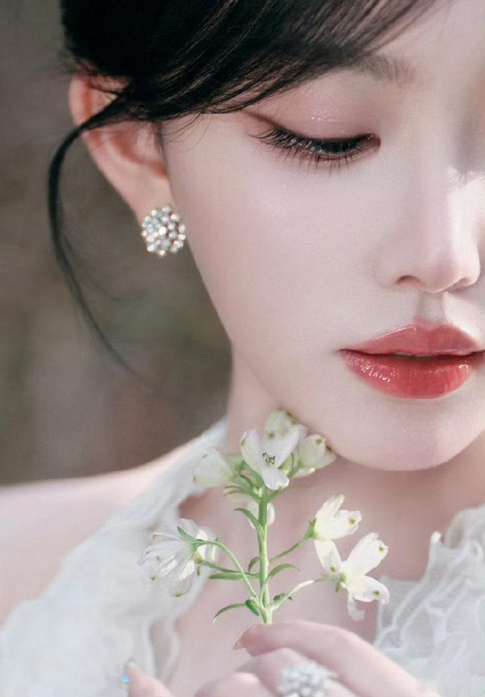 孔雪儿红衣沈玥路透孔雪儿将门独后红衣路透邪恶小草莓实体化！孔雪儿沈玥红衣造型，又