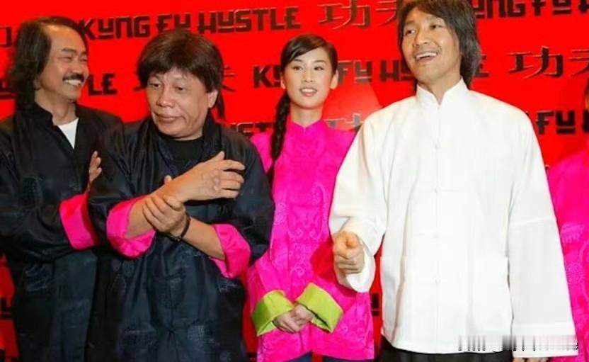 1月18日，周星驰发图文悼念梁小龙！
如果不是梁小龙骤逝旧事儿重提，还真不知道梁