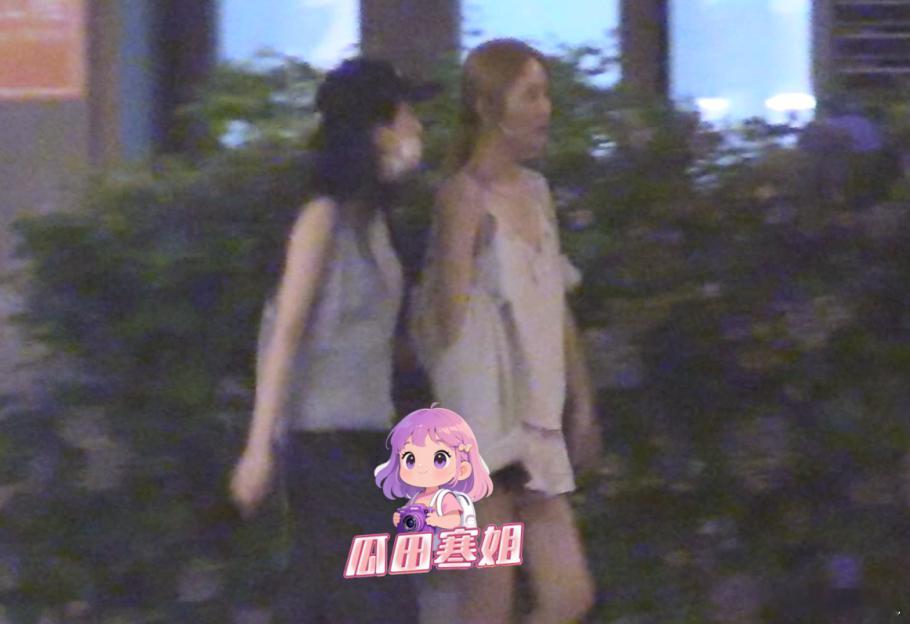 虞书欣穿露背装大秀美背果然美女都爱和美女玩。虞书欣穿露背装大秀美背，和美女好友深