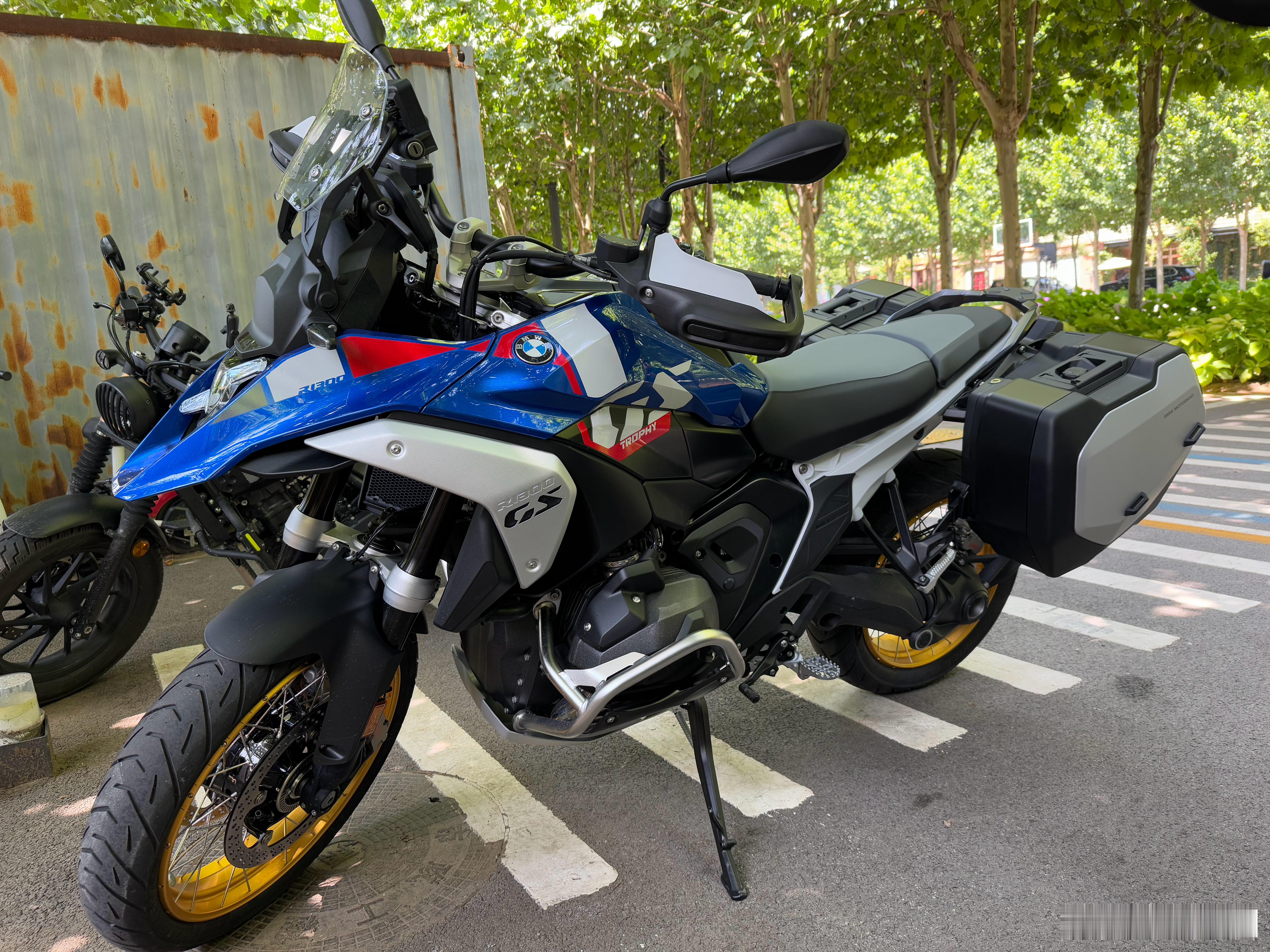 同事们又消费了一台宝马1300 GS落地23万一台印第安侦察兵 bobber 1
