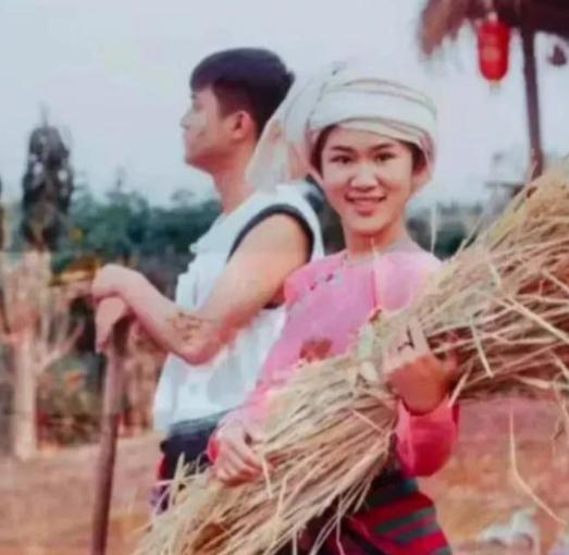 1974年，知青杨俊在云南傣乡被马蜂蜇伤眼睛，傣族大嫂用奶汁给他疗伤。哪料，大嫂