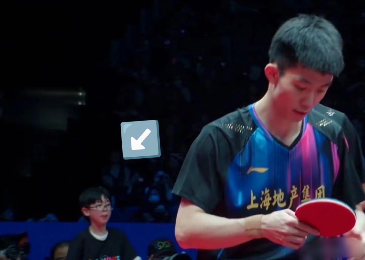 梁靖昆的儿子凉皮来做球童了！

正在进行中的乒超总决赛上，梁靖昆与林昀儒第一场打