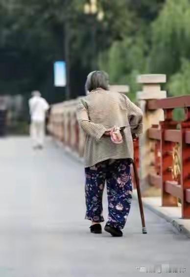 85岁母亲惨死除夕夜：7个儿女养不起1个娘，却忘了娘曾用命养他们7个
 
中国的