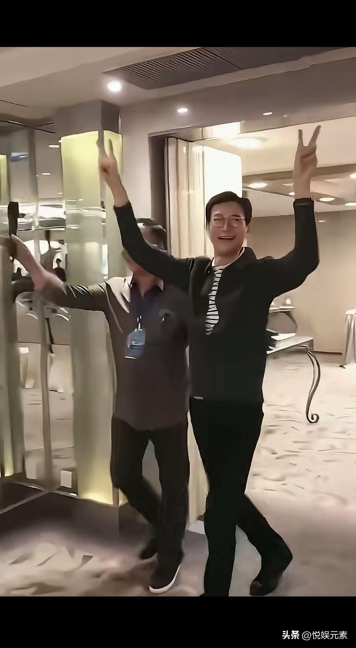 七十多岁的郑少秋，
身体板直，这个是真的帅，
玉树临风风流倜傥的那种，
这颜值真