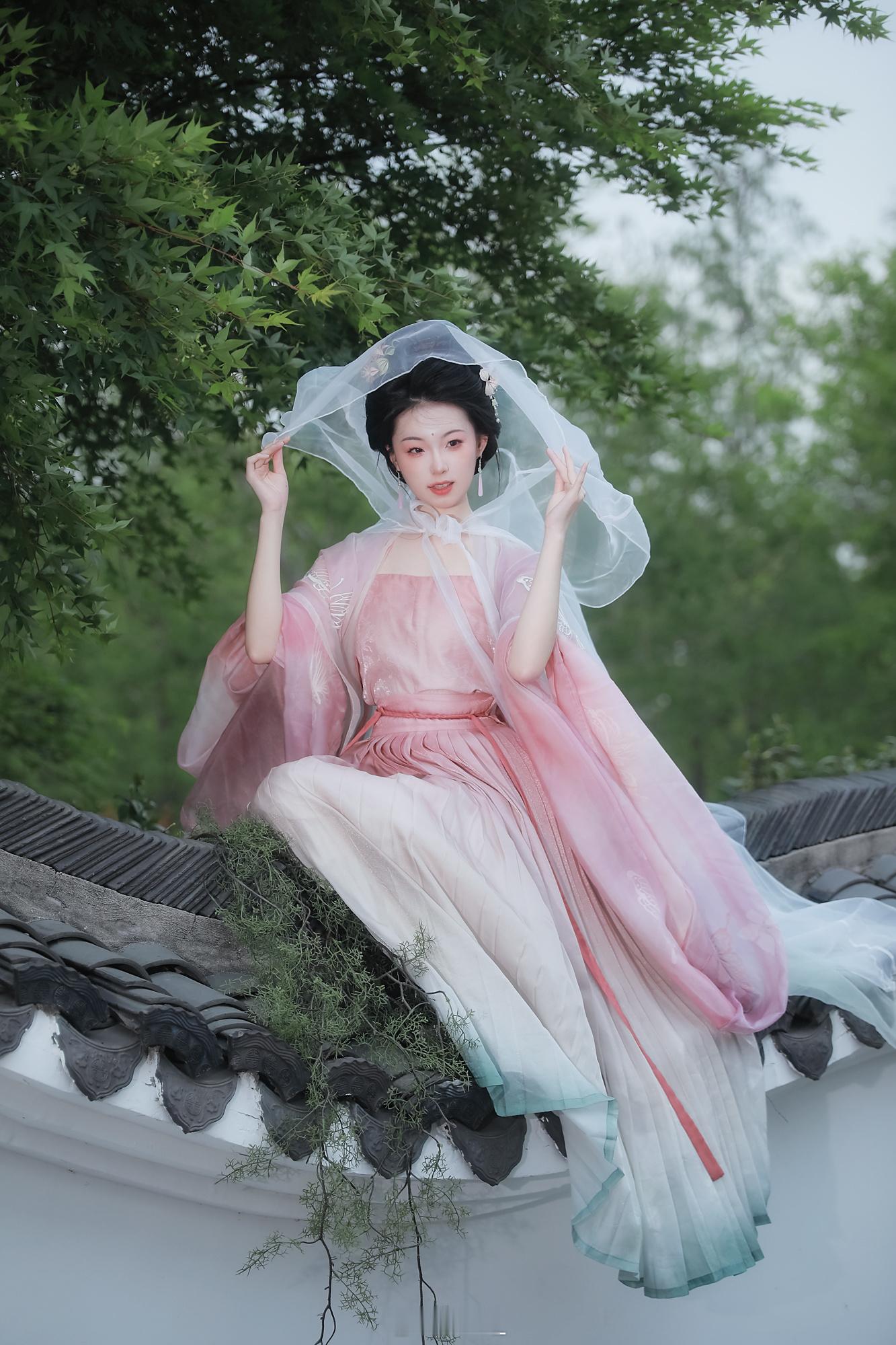 邻家总笑墙头杏，谁晓春深锁不成上海约拍[超话] ​​​