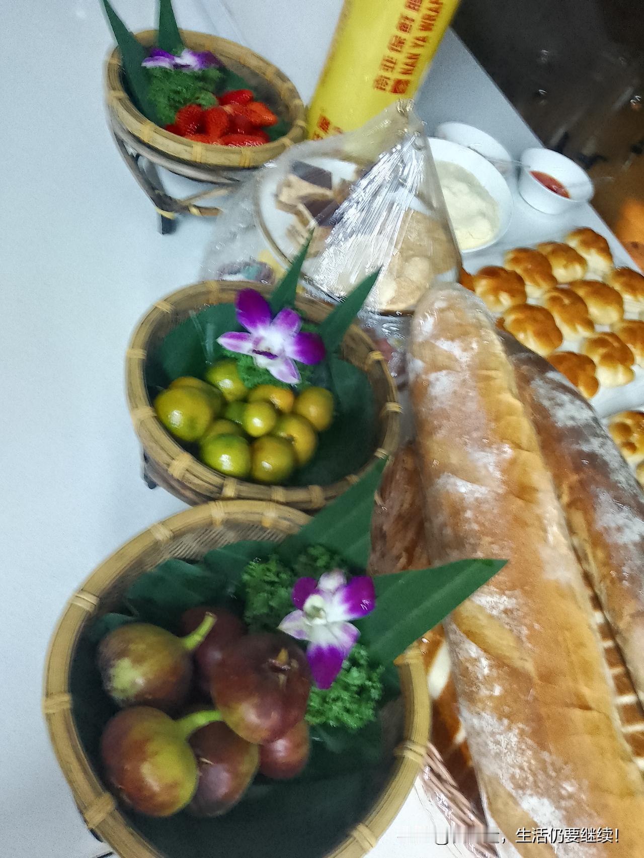 上联：酒里忧愁少，请高手对下联我来试试下联：酒里忧愁少，就是菜不少，或是杯杯小。