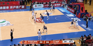 威尔斯关键时刻复制绝杀同曦那个战术进球，帮助辽宁队在最后将比分扳平，辽宁队和青岛