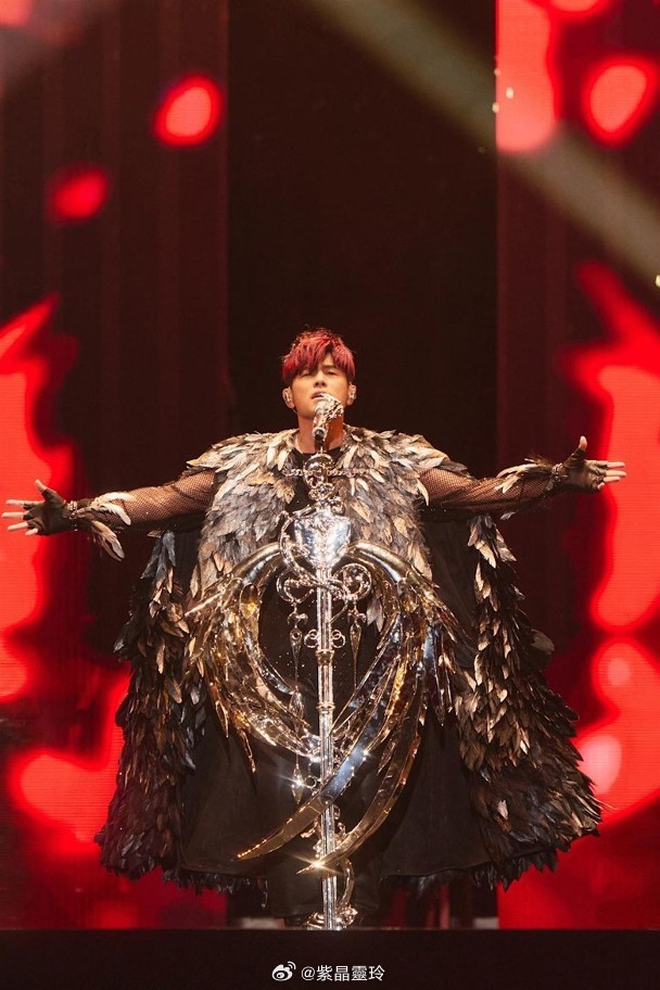 【On.cc】周杰倫豪擲5億打造新巡唱　14米高巨型機甲門震撼全場台灣天王周杰倫