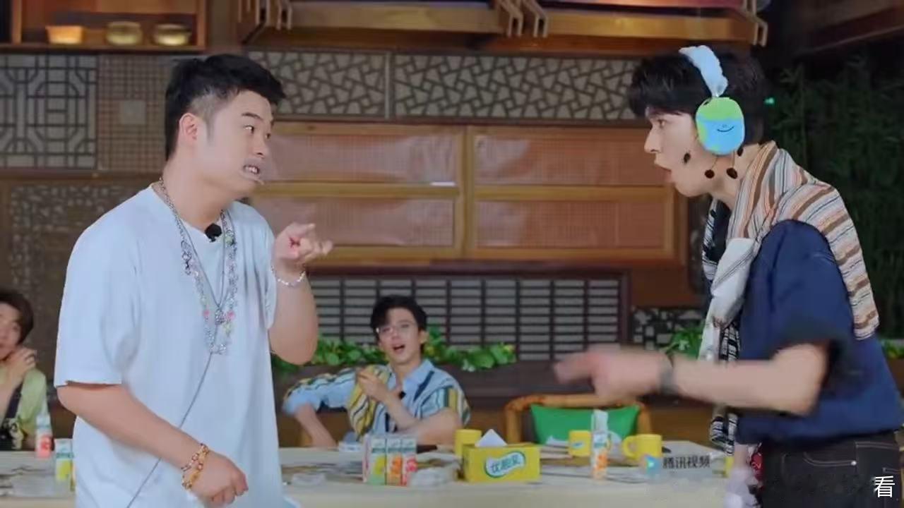 龚俊对陈赫句句有回应龚俊把陈赫气红温了 龚俊对陈赫，属于有问必答但答非所问。陈赫