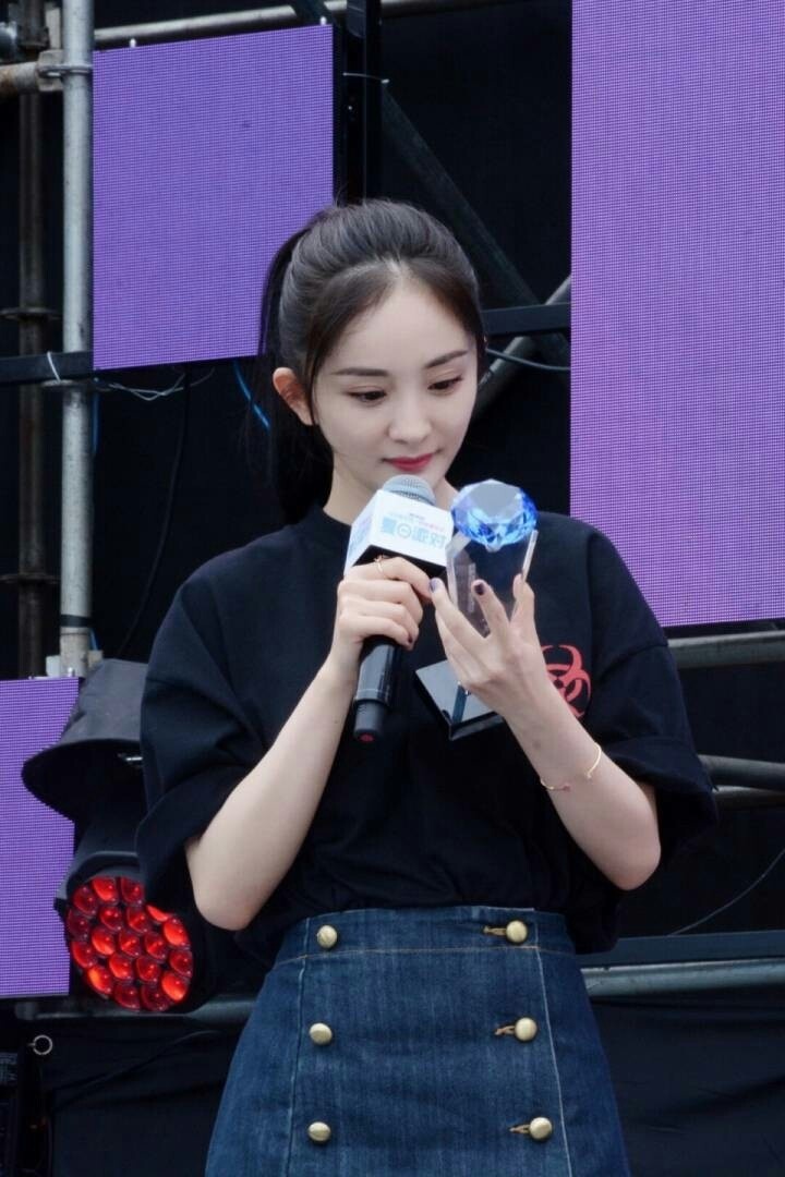 杨幂 🌿杨幂宁绣绣🌿杨幂生万物🌿幸福就像香水，不是泼在别人身上，而是洒在自