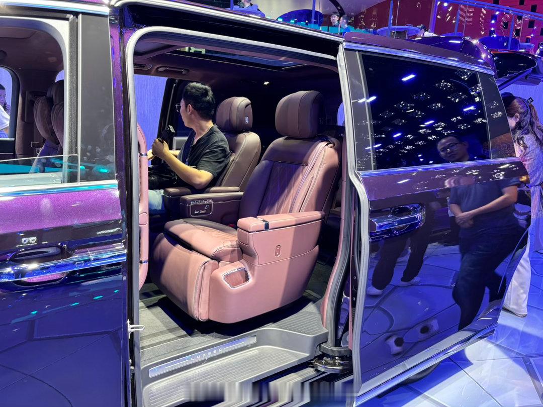 2026 成都车展鸿蒙智行展台智界汽车带来了豪华行政级 MPV 车型 V9 、家