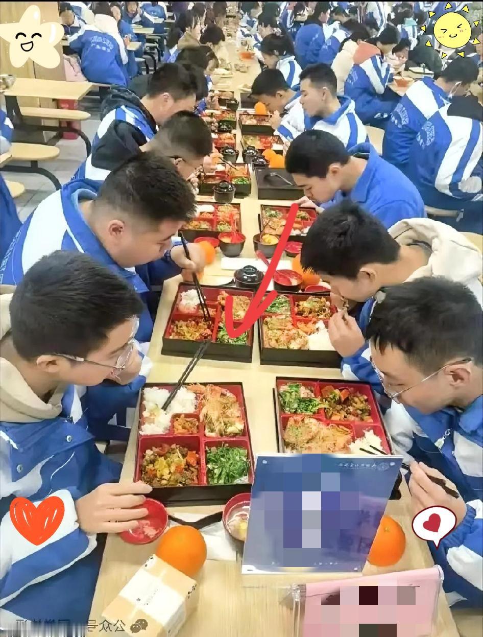 气到发抖！
湖南江永一小学生回家猛扒饭，
家长一问才知道，孩子在学校连续三天没吃