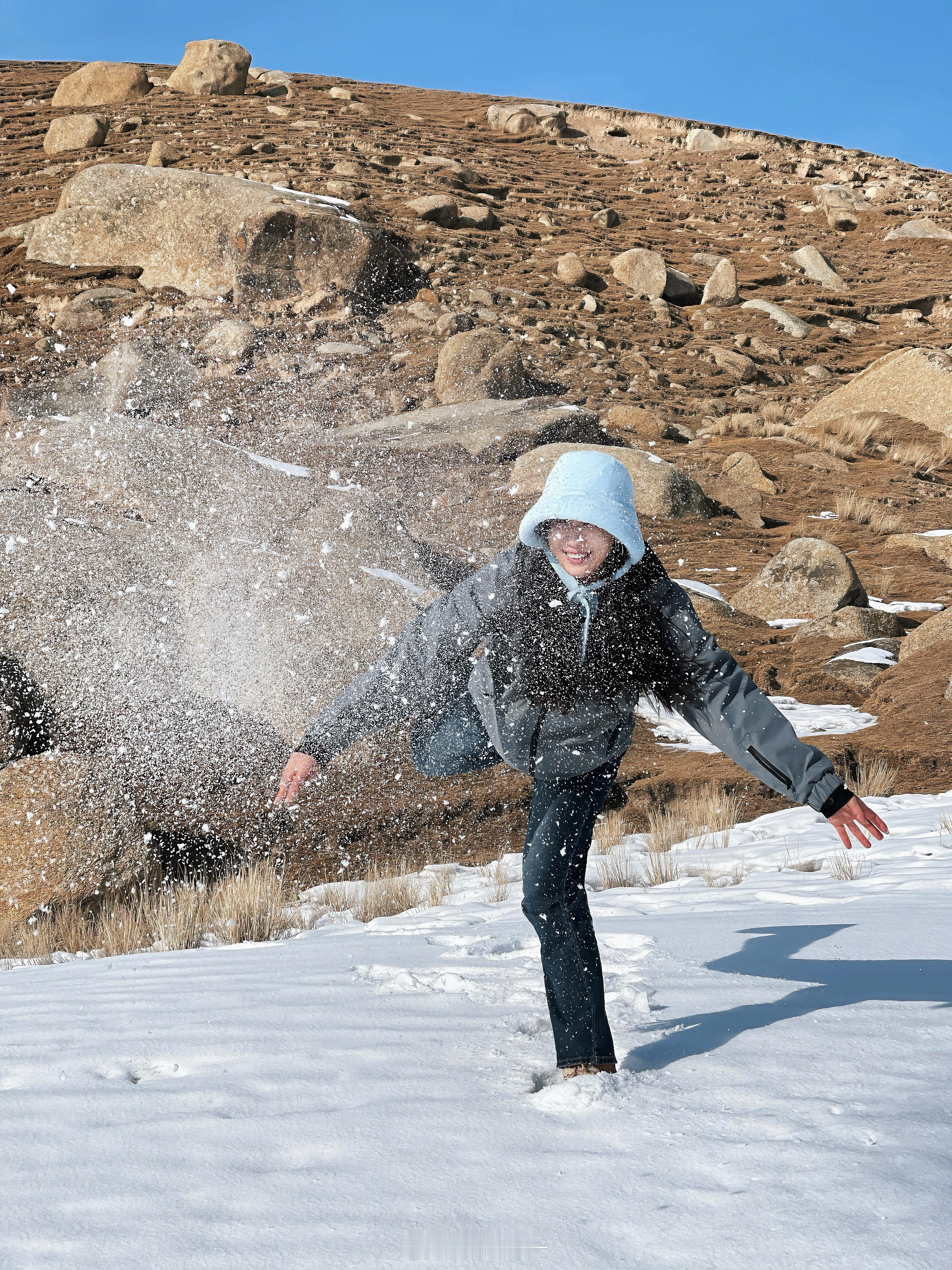 南疆太暖和了跟着朋友们翻上山去玩雪❄️图一图二是快乐的南方土豆  