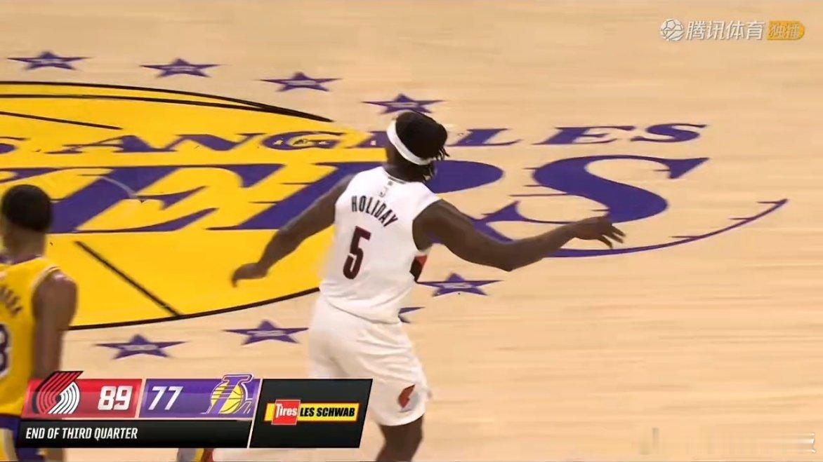 湖人落后12分进入第四节开拓者vs湖人 ​​​