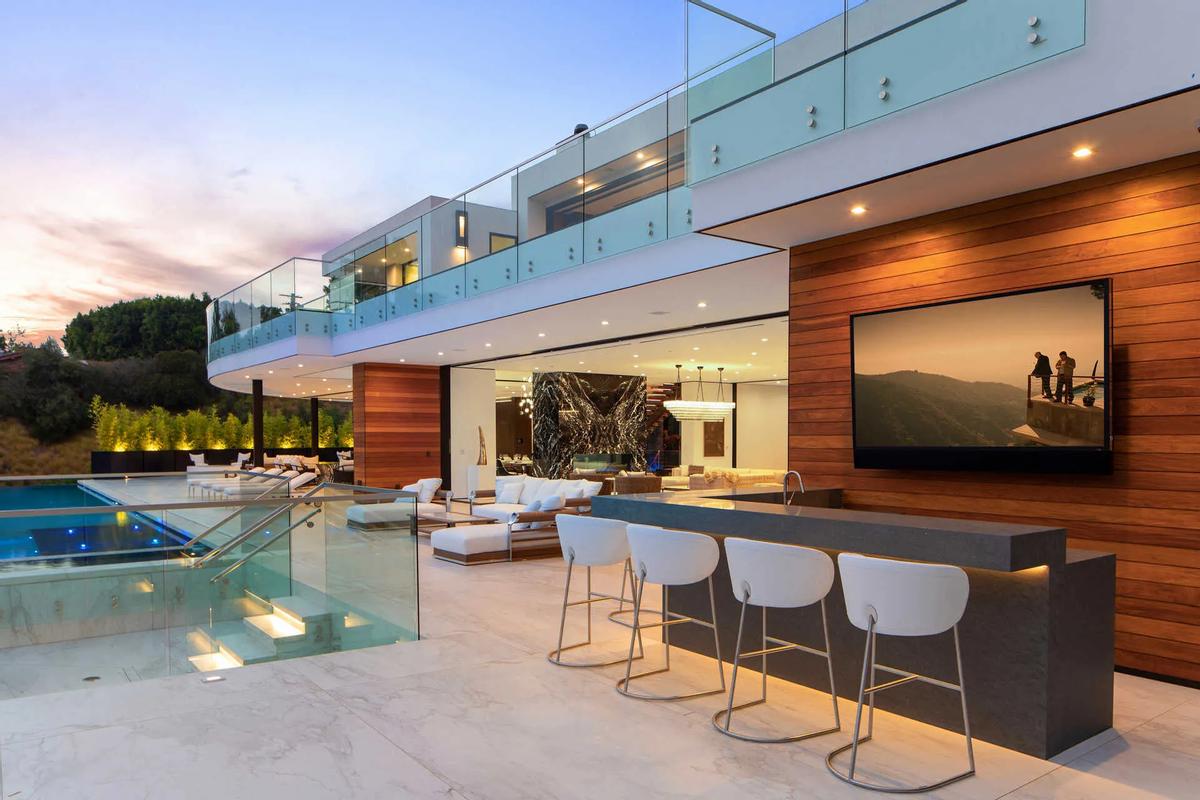 经济学家说：“两年内先不要碰房子，只要你还有地方住，就不要关注房子，那些特别有钱