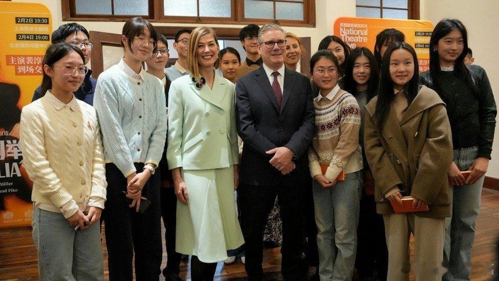 凤凰新闻【斯塔默与中国学生说笑，再提盲人摸象】据凤凰卫视报道，1月31日是英国首