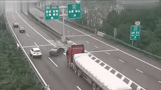 错过匝道口一定不能停下、倒车等危险操作，再往前走三四十公里再回头比视频中的损失小