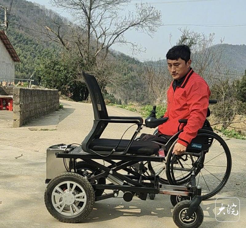 #小学学历残疾男自学两月造升降轮椅#【#残疾男子为开小卖部自学造升降椅#】#大皖