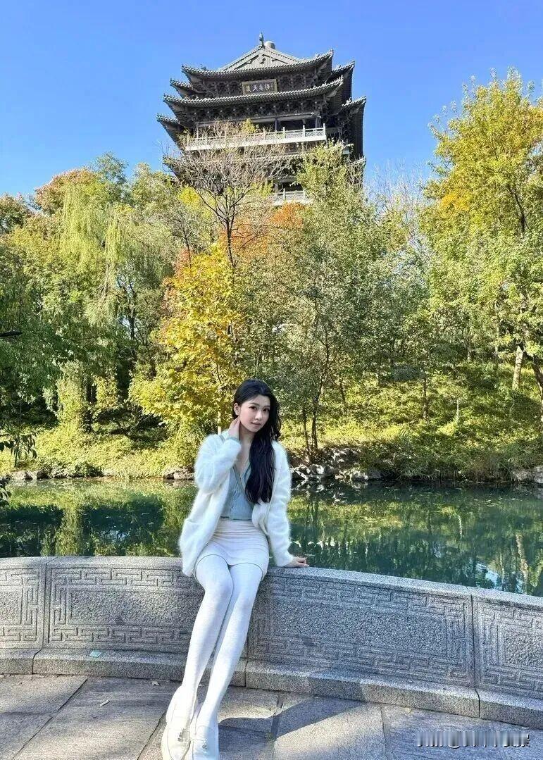 枫叶🍁|白色外套+白色短裙，简简单单就很好看~ 穿搭 女生的气质感是怎么打造出