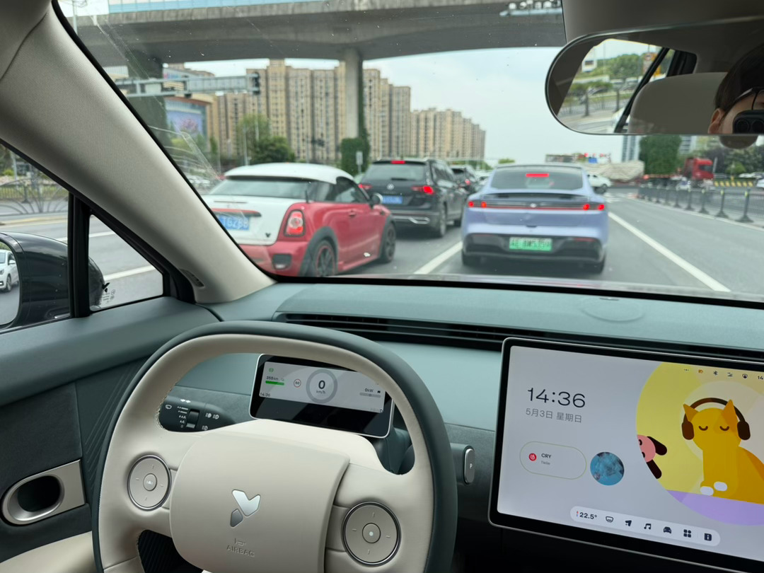 突然发现萤火虫这车竟然还很认真地在做隐藏式的设计我开上它的第三天才找到前排的扬声