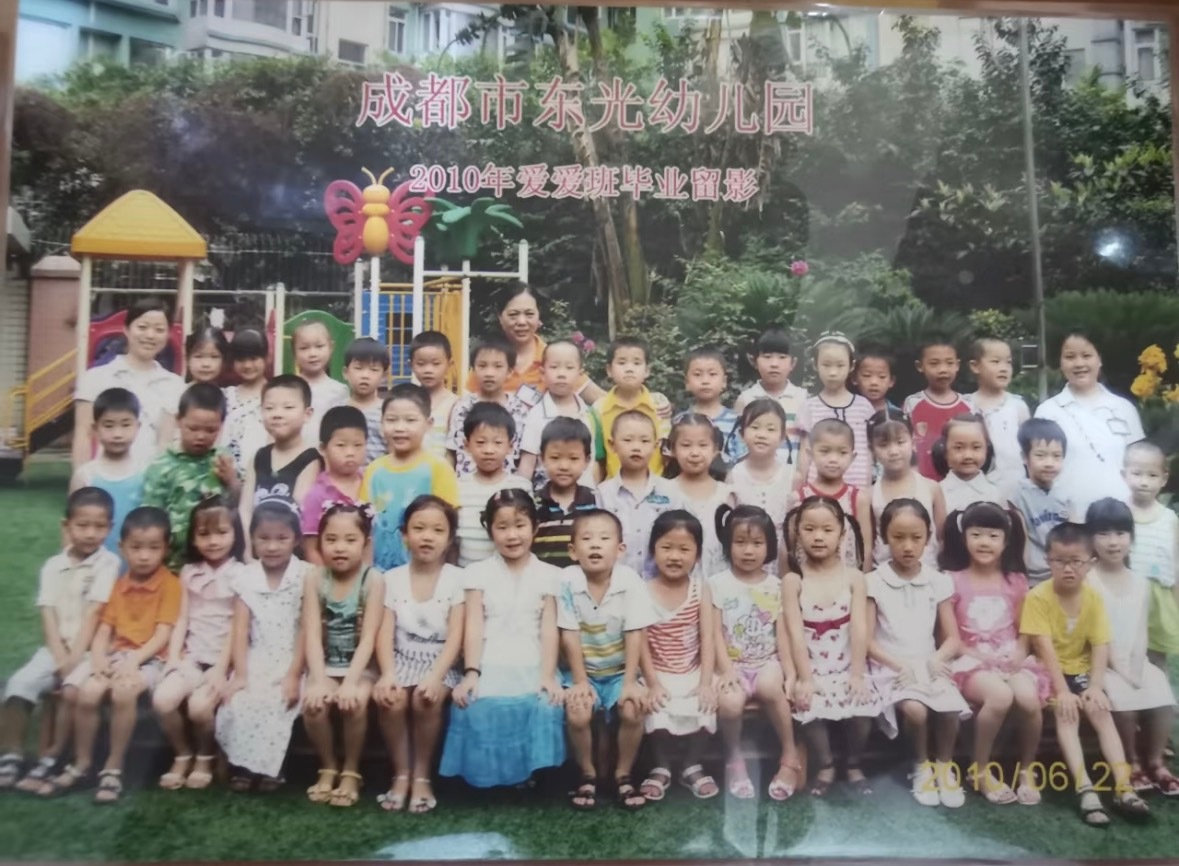 爱爱班的盒峻霖小朋友以酷拽萌小表情留下毕业影像，互联网照片最多的小小孩🤲🏻·