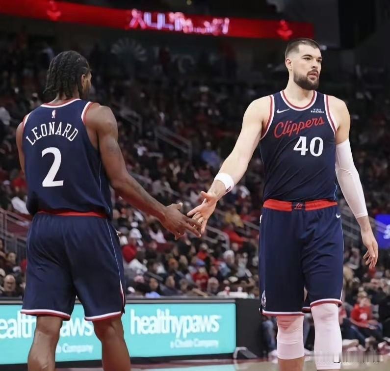 祖巴茨和伦纳德已成为快船目前阵容效力时间最长的2位球员：

1、祖巴茨——18-