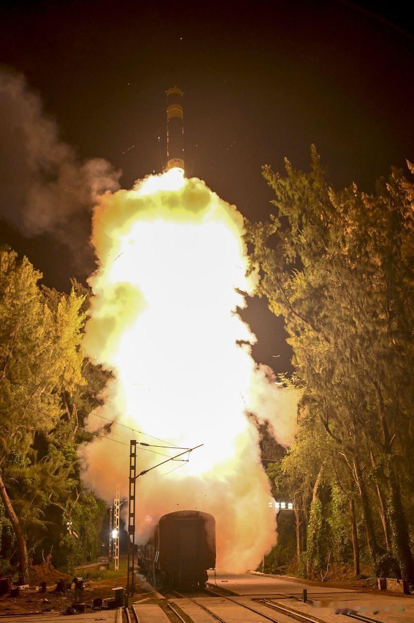 🚀🇮🇳 印度成功从铁路机动发射平台发射“烈火-普雷姆”导弹

9月24日，