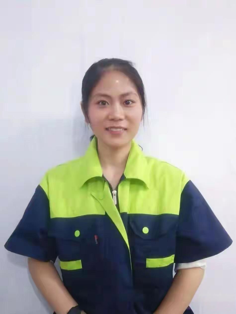 太励志了！成都理工大学33岁女环卫工，午休时不刷手机，不闲聊，晚上孩子等睡了，她