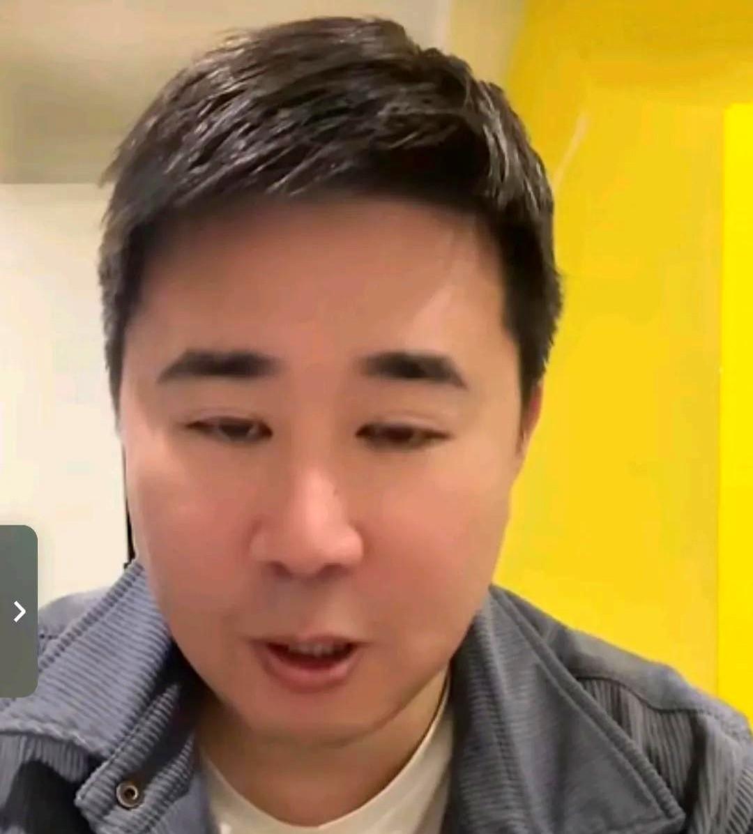 曼联训练基地烂到家了？前国脚董方卓都看不下去了。

董方卓最近爆料，说他当年（0