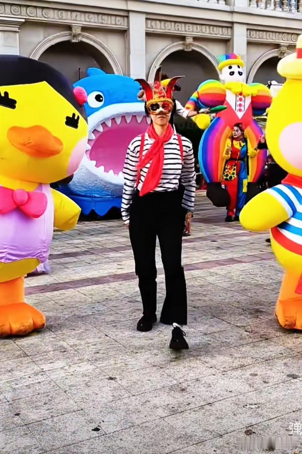 刷个人吹嘘东港如何好如何干净的。我说东港跟以前比差老鼻子了，现在脏嘞嘞的，哪有当