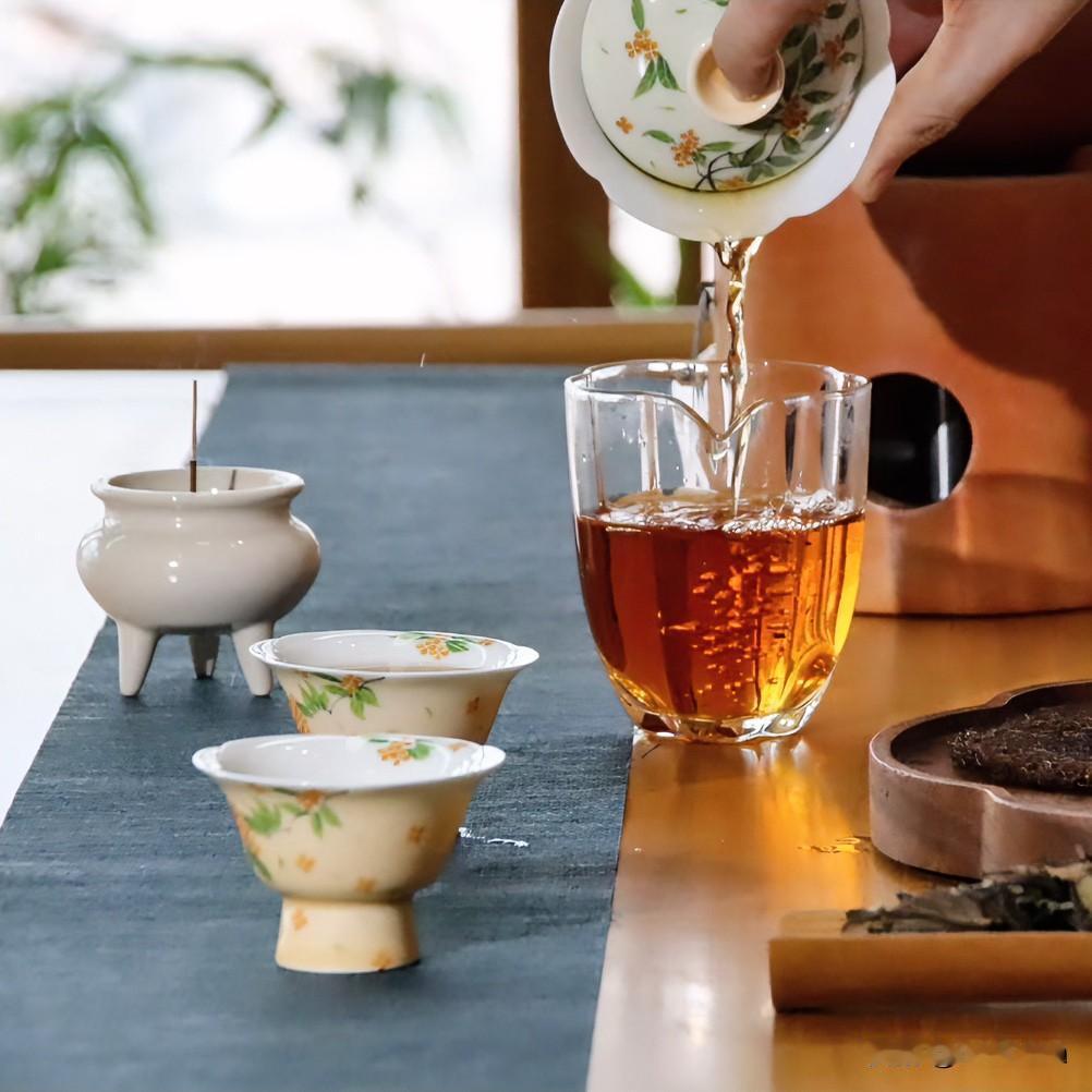 一道茶，就是一种人生。洗茶、闻香、候汤，每一个动作都不急不缓——每个茶人，其实都